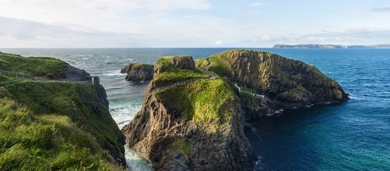 Β.Ιρλανδία: Η ξύλινη πεζοφέφυρα Carrick-a-Rede και η θέα που... «μαγεύει» τους πάντες (φωτό, βίντεο)